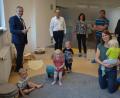 Bild: jr
Offiziell vorgestellt wurde die neue Kinderkrippe „Purzelbaum“ im ehemaligen Volksbank-Gebäude in der Bahnhofstraße. Geleitet wird die Einrichtung von Sozialpädagogin Sonja Rath (vorne rechts). Mit im Bild (von links) Landrat und Lebenshilfe-Vorsitzender Roland Grillmeier, Lebenshilfe-Geschäftsführer Berthold Kellner, Kämmerin Ursula Ockl, Bauhofleiter Wolfgang Stark und Bürgermeister Stefan Grillmeier.