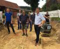 Bild: Sägenschnitter
Bei den Bauarbeiten in Zant (von links): Sascha Rössler (Bauamtsleiter Gemeinde Ursensollen), Dieter Stiegler (Wasserwart Gemeinde Ursensollen), Siegfried Däs (Bauleiter Firma Rubenbauer), Alexander Graf (Wasserwart Gemeinde Ursensollen), Tobias Neumüller (Polier Firma Rubenbauer), Albert Geitner (Bürgermeister Ursensollen) und Mitarbeiter Tim Lurbiecki.