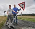 Bild: Florian Miedl/fph
"Hier bitte nicht entlang", machen Markus Hanold (links) und Horst Küspert deutlich. Nicht selten landen Autofahrer, die seit der Sperrung der B 303 über Flurbereinigungswege abkürzen wollen, in den Höfen der beiden Tiefenbacher Familien.