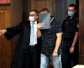 Bild: Stephan Huber
Der Tatverdächtige (Mitte) betritt den Gerichtssaal in Amberg.