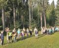 Bild: sck
Erste gemeinsame Pause für die Zehnergruppen der Wallfahrt am Lochfelsen im Veldensteiner Forst nach dreistündigem Wallfahrtsweg. In der Mitte Wallfahrtsführer Rudolf Kraus, dahinter als Fußwallfahrer Pater Markus, CR.