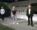 Bild: Gemeinde Kulmain/exb
Geschäftsleiterin Kathrin König (links) und Bürgermeister Günter Kopp gratulierten Corinna Fröhler zur neuen Aufgabe als Kindergartenleiterin.