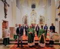 Bild: gz
Ein Dank an Pfarrvikar Bivin kommt von Pfarrer Erwin Bauer und Zweitem Bürgermeister Thomas Kleber (ab Vierter von rechts) sowie den Vertretern der kirchlichen Organisationen.