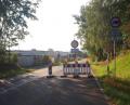 Bild: pz
Auf der Schirndinger Straße ist seit Montag im Bereich der Firma Regenerierungswerk Bergauer eine Absperrung aufgebaut. Ein Hinweisschild erlaubt die Zufahrt bis zur Firma Kassecker.
