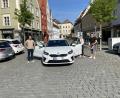 Bild: Manuel Ott/exb
Mitglieder der Jungen Union, Kreisverband Amberg-Stadt, fordern den „Aufbau einer Ladeinfrastruktur für Elektromobilität“ in der Altstadt.