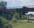 Bild: stg
Während der Maisernte dürfen die Landwirte die Brücke über die Bahnlinie bei Kemnath/Neustadt am Kulm benutzen. Allerdings dürfen die Maschinen nicht voll beladen werden.