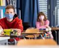Bild: Sven Hoppe/dpa
Die Maske darf ab kommenden Montag am Platz abgenommen werden. Ein normaler Schulalltag sieht aber trotzdem anders aus.