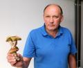 Bild: bsc
Aus der Kappe eines Steinpilzes gingen zwei weitere Steinpilze hervor. Den sensationellen Pilzfund seiner Ehefrau Thelma im Steinwald, konnte Johannes Meister (Bild), der nur wenige Meter neben ihr nach Steinpilzen Ausschau hielt, anfänglich gar nicht glauben.