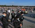 Bild: Karl-Josef Hildenbrand/dpa
Polizisten haben auf der Theresienwiese in München bei einer Demonstration gegen die Corona-Maßnahmen einen Kreis gebildet.