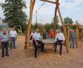 Bild: kro
Sie freuen sich mit Abstand über den neuen Kinderspielplatz in Hatzenreuth: von links Andreas Hopf (Vorsitzender der Dorferneuerung), Stadtbaumeister Hubert Siller, Georg Braunreuther und Bürgermeister Sommer sowie weitere Dorfbewohner.