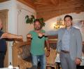 Bild: frd
Mit "Corona-Gruß" dankten Verkehrswacht-Vorsitzender Rudolf Leibl (links) und Bürgermeister Rudolf Teplitzky (rechts) dem neuen „Mitarbeiter Verkehr“ bei der Polizei Oberviechtach, Oberkommissar Armin Ismail. Er wird in Sachen "Sicherheit auf der Straße" im Besonderen die jüngere und ältere Generation im Blick haben.
