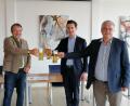 Bild: wpt
Johannes von Gemmingen-Hornberg (Mitte) stieß auf die Pacht mit den Bürgermeistern Frank Zeitler und Richard Tischler an.