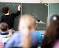 Symbolbild: Sebastian Gollnow/dpa
Das Institut für Demoskopie Allensbach nahm in einer Studie die Vermittlung von Nachrichtenkompetenz in der Schule unter die Lupe. Teilgenommen an der repräsentativen Befragung haben mehr als 500 Lehrkräfte.