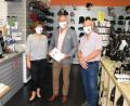 Bild: knh
Bürgermeister Kammerer (Mitte) hat gemeinsam mit Horst Nickl (rechts) und Andrea Maier (links) die ersten Masken gleich selbst getestet.