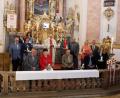 Bild: Pfarrei Münchenreuth/exb
Die Jubelpaare in der Kapplkirche zusammen mit Pfarradministrator Pater Friedhelm Czinczoll. Agnes und Franz Bartl (vorne, Mitte) standen vor 60 Jahren vorm Traualtar. Weiter wurden Eheleute geehrt, die vor 50, 40 und 25 Jahren geheiratet haben.
