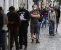 Bild: Ondøej Deml/dpa
Menschen mit Mundschutz stehen an der Sammelstelle am Prager Wenzelsplatz Schlange, um sich auf Covid-19 testen zu lassen.