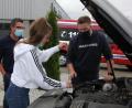 Bild: kro
Anna-Lena Baumgärtl beim Prüfen des Motorölstandes. Die Fahrlehrer Otto Gradl (links) und Dominic Zeitler schauen genau hin.