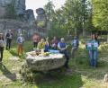 Bild: Miedl/fph
Picknick vor der Kulisse der Burgruine Weißenstein: Im Bild von links der Vorsitzende des Naturpark Steinwald, Eberhard Freiherr von Gemmingen-Hornberg, die Waldershofer Bürgermeisterin Margit Bayer, Martin Schmid von der Steinwald-Allianz, Harald Bruischütz vom Aribo-Hotel Erbendorf, Silvia Lemberger von der „Altmugler Sonne“, Julia Pöllath mit Töchterchen vom Gasthaus "Waldfrieden" aus Brand, Florian Wegmann vom Landgasthof "Zum Hirschen" aus Rodenzenreuth, Günther Erhardt von der Öko-Modellregion Steinwald, Ingo Mark von der Gaststätte "Holzfellas" aus Wiesau und Elisabeth Waldeck von der Öko-Modellregion Steinwald.