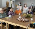 Bild: Frauen-Union Nabburg/exb
Abwechslung für Senioren: Das Foto zeigt (stehend von links) FU-Ortsvorsitzende Marianne Forster, Pflegedienstleiterin Andrea Birzer und Musikant Franz Maunz.