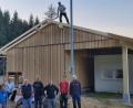 Bild: eib
Einen spontanen Richtspruch richtete Zimmerermeister Christian Ring auf der Dachspitze an die Zimmerleute und das Helferteam des WSV-Schönsee.