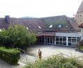 Bild: jp
Derzeit laufen die Planungsarbeiten für die Generalsanierung der Volksschule und der Turnhalle in Kastl. Im Bild rechts- ist das Flachdach der Aula zu sehen, bis zu der die Sanierung erfolgt.