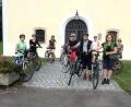 Bild: boj
Die Teilnehmer an der Radltour mit spirituellen Impulsen machten Stopp an der Johannisbergkirche. Mit den Kontaktbeschränkungen hatte die Gruppe im Freien keine Probleme.