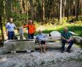 Bild: Forstbetrieb Fichtelberg/exb
Der Namenspatron und die Organisatoren: Bartholomäus Huber (Mitte – mit Schild) hatte die Idee zum Namen „Sehnsuchtsbrunnen“ für den neuen Brunnen am Walderlebnispfad Bischofsgrün. Mit ihm freuen sich Bürgermeister Michael Schreier, Martin Hertel stellvertretender Leiter des Forstbetriebs Fichtelberg und Werner Schmidt, Förster in Bischofsgrün.