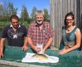 Bild: wro
Klaus Bächer, Alexander Schiener und Teichnixe Sophia Bächer (von links) sind zufrieden. Der am lebenden Karpfen gemessene Fett-Wert liegt im idealen Bereich.