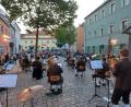 Bild: lg
Die Stadtkapelle verwandelte den Marktplatz am Samstagabend in eine Konzertarena, in der Publikum und Musiker im Abstand platziert waren.