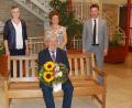 Bild: grm
30 Jahre wirkte Johann Bock (sitzend) in verantwortungsvollen Positionen zum Wohle der Betreuten im HPZ Irchenrieth mit, sei es als Vorstandsmitglied, stellvertretender Vorsitzender und zuletzt drei Jahre als Aufsichtsratsvorsitzender. Dafür gab es Dank und Anerkennung. Die Vorstandschaft (stehend von links die stellvertretenden Vorstandsvorsitzenden Claudia Prommersberger und Brigitte Krause sowie Vorstandsvorsitzender Christian Stadler) plant zu einem späteren Zeitpunkt eine offizielle Verabschiedung.