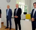 Bild: Stephan Huber
Zum Führungswechsel beim Amtsgericht kamen der Präsident des Oberlandesgerichts Nürnberg, Thomas Dickert (Mitte) und seine Stellvertreterin Waltraut Bayerlein (links) nach Amberg. Sie verabschiedeten den langjährigen Direktor Ludwig Stich (Zweiter von links) in den Ruhestand und begrüßten dessen Nachfolger Stefan Täschner (rechts).