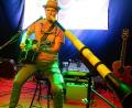 Bild: Kunz
Der österreichische Musiker Pete Hoven überzeugte auf der Live Stage mit Didgeridoo, Gitarre und Stimme.