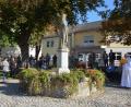 Bild: jr
Mit einem Gebet am Theresienbrunnen begannen am Freitagvormittag die Feierlichkeiten des 16. Großen Gebetstags um die Seligsprechung von Therese Neumann. Pfarrseelsorger Pater Benedikt Leitmayr (rechts) leitete die Andacht, ehe er im Anschluss zum ersten von drei Gottesdiensten in die Pfarrkirche einlud.
