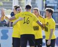 Bild: zg
Kollektiver Torjubel bei den Spielern des FC Amberg nach dem Führungstor von Torjäger Dennis Kramer (Mitte vorne) in der 44. Spielminute. Am Ende siegte der Bezirksliga-Spitzenreiter gegen den SC Luhe-Wildenau mit 3:2.