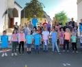 Bild: bsc
In einheitlichen Sporttrikots treten die Friedenfelser Grundschüler künftig bei Sportveranstaltungen und Wettkämpfen an. Schulleiterin Inge Dick und die Elternbeiräte Hannelore Janko und Karin Gerolstein (von rechts) freuten sich mit den Kindern. Die Lehrkräfte Stefan Müllbauer, ebenfalls bereits im neuen Sporttrikot (hinten links), und Claudia Wölke (hinten rechts) werden die Schüler zu den Veranstaltungen begleiten.
