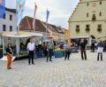 Bild: fdl
Sie freuten sich über den guten Start des Wochenmarkts vor dem Hirschauer Rathaus. Von links: Sandra Hüttner von der Stadt Hirschau, Bürgermeister Hermann Falk und die Anbieter vom Beutnerhof, Frau Raab, vom Hofladen Schönberger und der Bio-Käserei Wohlfahrt.
