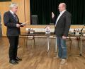 Bild: Eichl
Bürgermeister Robert Lindner vereidigt den Nachrücker für CSU-Gemeinderat Armin Betz, den Niedernflosser Landwirt Joachim Wagner (rechts).