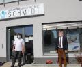 Bild: ads
Orthopädieschuhmachermeister Andreas Schmidt (links) mit 1. Bürgermeister Michael Göth vor dem Geschäft in der Unteren Gartenstraße 10 in Sulzbach-Rosenberg.