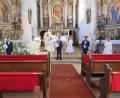 Bild: adj
Nach der Kirche präsentieren sich die Kommunionkinder mit Pfarrer Pennoraj Tharmakkan (hinten) vor dem Altar.