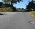 Bild: jr
Zwischen Autos, die den Parkplatz unterhalb des Mitterteicher Friedhofs verlassen (links), und schnell fahrenden Radfahrern kommt es laut Bernhard Brandl immer wieder zu gefährlichen Begegnungen.