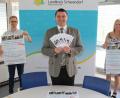 Bild: Hans Precht/Landratsamt Schwandorf/exb
Landrat Thomas Ebeling (Mitte), Projektleiter Florian Schmid von der Lernenden Region und seine Mitarbeiterin Doris Dürr präsentieren das Fortbildungsprogramm.