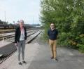Bild: Viola Maier
Bahn-Sprecherin Marion Fink (links) und Peter Habermeier, Bahnbeauftragter der Stadt Schwandorf, sprachen über den Verlauf der ersten Bürgersprechstunde zum Bahnausbau.