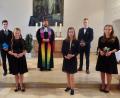 Bild: br
Erneut hat Pfarrer Hannes Kühn in Zeiten der Corona-Pandemie elf junge Frauen und Männer konfirmiert. Zur ersten Gruppe gehörten (von links) Annika Sendelweck, Markus Vetter, Vienna Hofmann, Emely Kahlert, Kimi Böhmer und Katharina Reiß.