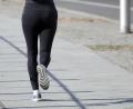 Bild: Wolfgang Kumm/dpa
Eine Joggerin gibt alles. Sport ist gesund, kann aber auch zu Verletzungen führen. Dann ist die Sportmedizin gefragt.