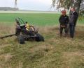 Bild: Hirsch
Der Landschaftspflegeverband beauftragt externe Fachkräfte zur Mahd von Dämmen und Hängen mit einer Mähraupe – so wie an den Langwiedteichen bei Nabburg.
