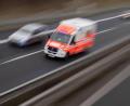 Symbolbild: Julian Stratenschulte
Ein Rettungswagen fährt über die Autobahn.