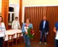Bild: fjo
Die Verabschiedung der langjährigen Marktratsmitglieder.Monika Zeitler-Kals, Margit Kirzinger und Thomas Glaser (vorne, von links) leitet Fraktionssprecher Johannes Zeug in Assistenz von Ortsvorsitzender Irmgard Bótha (hinten, von rechts).