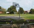 Bild: e
Ein Platz, zu dem Jugendliche gerne kommen: Der Spielplatz mit Basketballkorb und zwei Sitzbänken zieht die jungen Leute an. Anwohner stören sich jedoch an der Lautstärke.