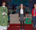 Bild: az
Stadtpfarrer Bernhard Müller heißt zusammen mit Gemeindereferentin Christine Gössl (rechts) die neue Praktikantin Andrea Zeller (Mitte) in der Pfarrgemeinde willkommen