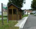 Bild: Portner
Die Ortsmitte von Mitterlangau profitiert von der Oberbauverstärkung der Gemeindeverbindungsstraße nach Pirk. Denn auch die Bankette vor dem Buswartehäuschen sind neu gesetzt, ebenso rund um die Dorfkapelle (rechts).